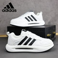 Λευκά παπούτσια καθημερινής χρήσης της Adidas με μαλακή σόλα